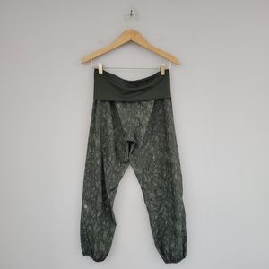 Lululemon Cropped Joggers Leaf Pattern Sz 6
